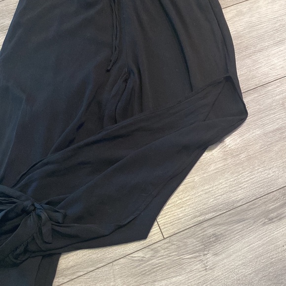 2/$10  Shein Cropped Tie-up Cuff Pants - Picture 6 of 6